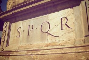 Почему у древних римлян везде красовалась аббревиатура «S.P.Q.R.»?