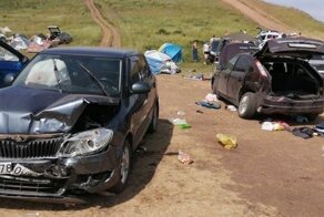 На пляже в Башкирии автомобиль без водителя скатился с горы прямо на отдыхающих людей. Чудом никто не пострадал!