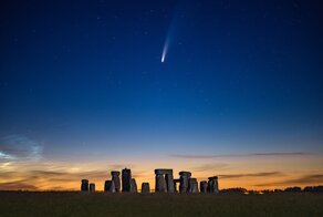 Англичанин заснял комету Neowise над Стоунхенджем