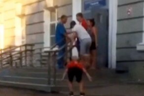 «Ждать, я сказал!»: в Свердловской области санитар попытался задушить мать на глазах у ребёнка