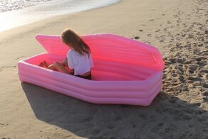 На пляж - со своим гробиком!