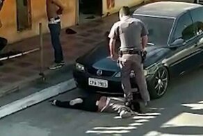 Жестокость: в Бразилии полицейский встал на шею чернокожей женщины