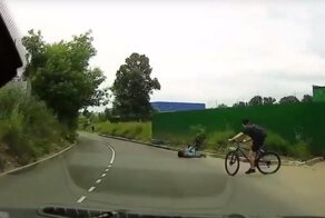 Падение двух велосипедистов засняли на видео
