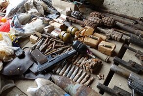 У жителя Волгограда в гараже обнаружили целый арсенал и человеческие останки