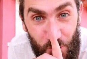 Итальянец разыграл свою обожающую фокусы дочь