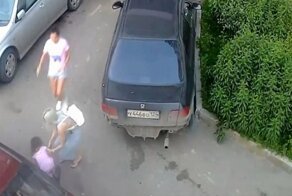 В Красноярске маленькая девочка выбежала из подъезда и попала под машину