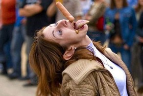 Девчонки ловят еду ртом (46 фото)