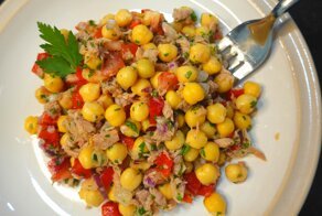 Салат с тунцом и нутом по-испански