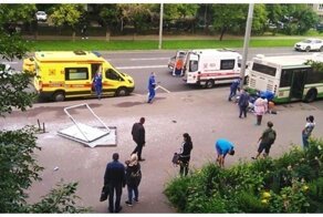 В Москве автобус протаранил остановку с людьми