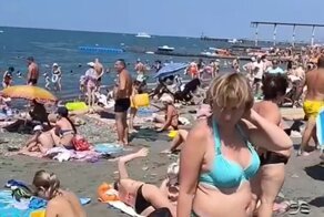 «Оккупировали каждый сантиметр»: пляжи в Сочи просто кишат туристами