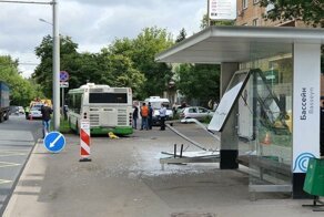 Авария дня. На юго-востоке Москвы автобус въехал в остановку с людьми
