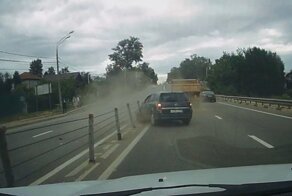 В Подмосковье водитель грузовика впечатал легковушку в отбойник