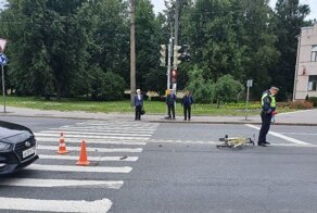 Пожилая велосипедистка попала под тягач и чудом осталась жива