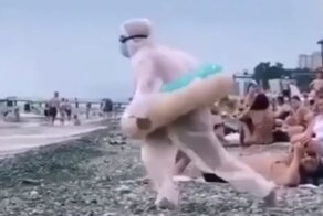 Перегрелась: в Сочи отдыхающая купалась в защитном костюме, медицинской маске и очках