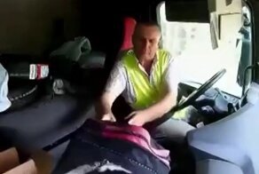 Повезло, что не на встречку! Дальнобойщик поправил сумку и улетел в деревья