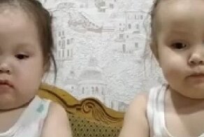 Сила воли и сладости: девочки поборолись с желанием съесть конфеты втайне от мамы