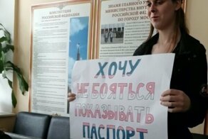 Девушку отправили на две недели в мужскую камеру