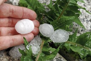 Почему в жаркую погоду выпадает град?