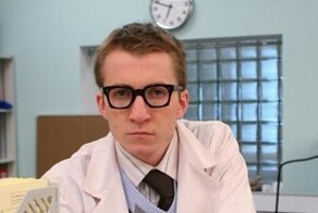 Почему Борис Левин из "Интернов" работает в Лондоне официантом?