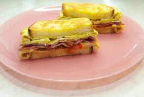 Горячий сэндвич на сковороде с яйцом