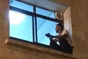 Палестинец каждый день сидел на подоконнике больничной палаты,где лежала его больная мать