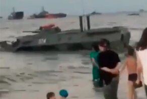 На пляже в Каспийске бронемашины ВМФ устроили учения посреди отдыхающих