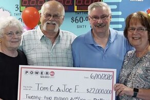 Американец выиграл в лотерею 22 миллиона и отдал половину другу из-за обещания, данного 28 лет назад