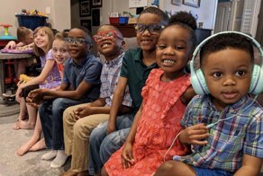 Пара усыновила пятерых братьев и сестер, разлученных опекой