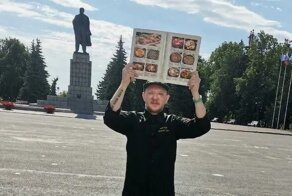 На повара составили протокол, потому что он  вышел на пикет с меню ресторана