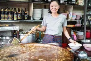 В ресторане Бангкока подают рагу, которое варится уже 45 лет