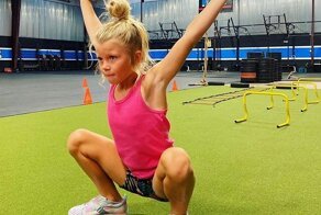 Круто или опасно: интернет спорит из-за семилетней штангистки