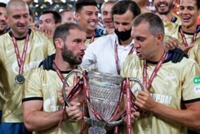 Во время празднования победы игроки "Зенита" разбили крышку трофейного кубка
