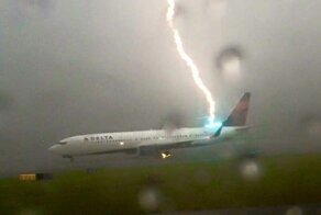 Что происходит, когда молния попадает в самолет?