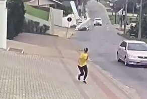 Падение легкомоторного самолета на улице в Бразилии