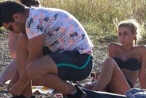 Забавная реакция девушек на парня в необычном нижнем белье