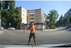 Кокетливый неадекват скакал по автомобилям на улицах Саратова