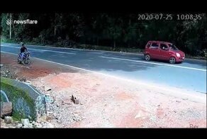 Внедорожник спас жизнь сидящему на дороге человеку