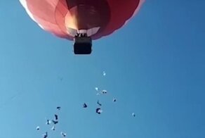 Дождь из женских трусиков и бюстгальтеров привёл детишек в неописуемый восторг
