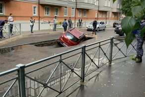 "И земная пучина поглотила ея": в Калининграде авто внезапно провалилось под асфальт