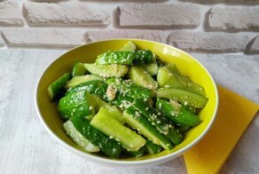 Интересная закуска из обычных огурцов быстрого приготовления!