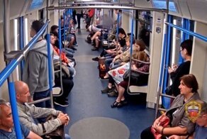 Хулиган распылил в сторону пассажиров газовый баллончик в вагоне московского метро