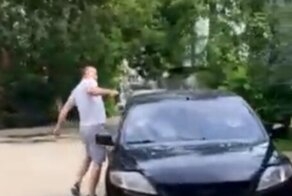 Довели мужика: из-за парковки под окнами житель Брянска молотком разбил авто и ударил двух женщин