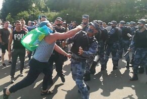 В столичном парке Горького десантники подрались с росгвардейцами