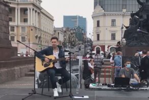 Известного приморского исполнителя закидали помидорами во время выступления, активисты