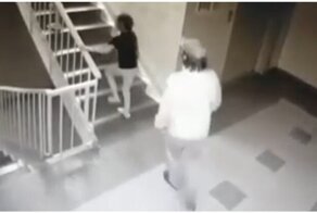 Нападение мужчины на девочку в омском подъезде