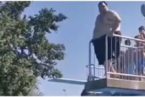 Зрелищный прыжок толстяка в бассейн