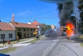 Загоревшийся автокран встретил пожарных летающим огненным колесом