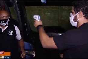 Забавная реакция темнокожего мужчины на бесконтактный термометр