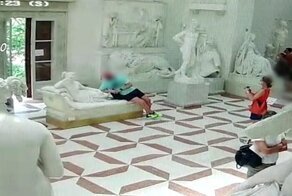 Турист случайно отломал большой палец 200-летней скульптуры, когда делал селфи