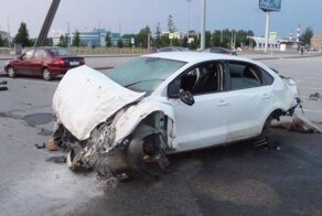Авария дня. Автомобиль такси вылетел на парковку аэропорта в Екатеринбурге
